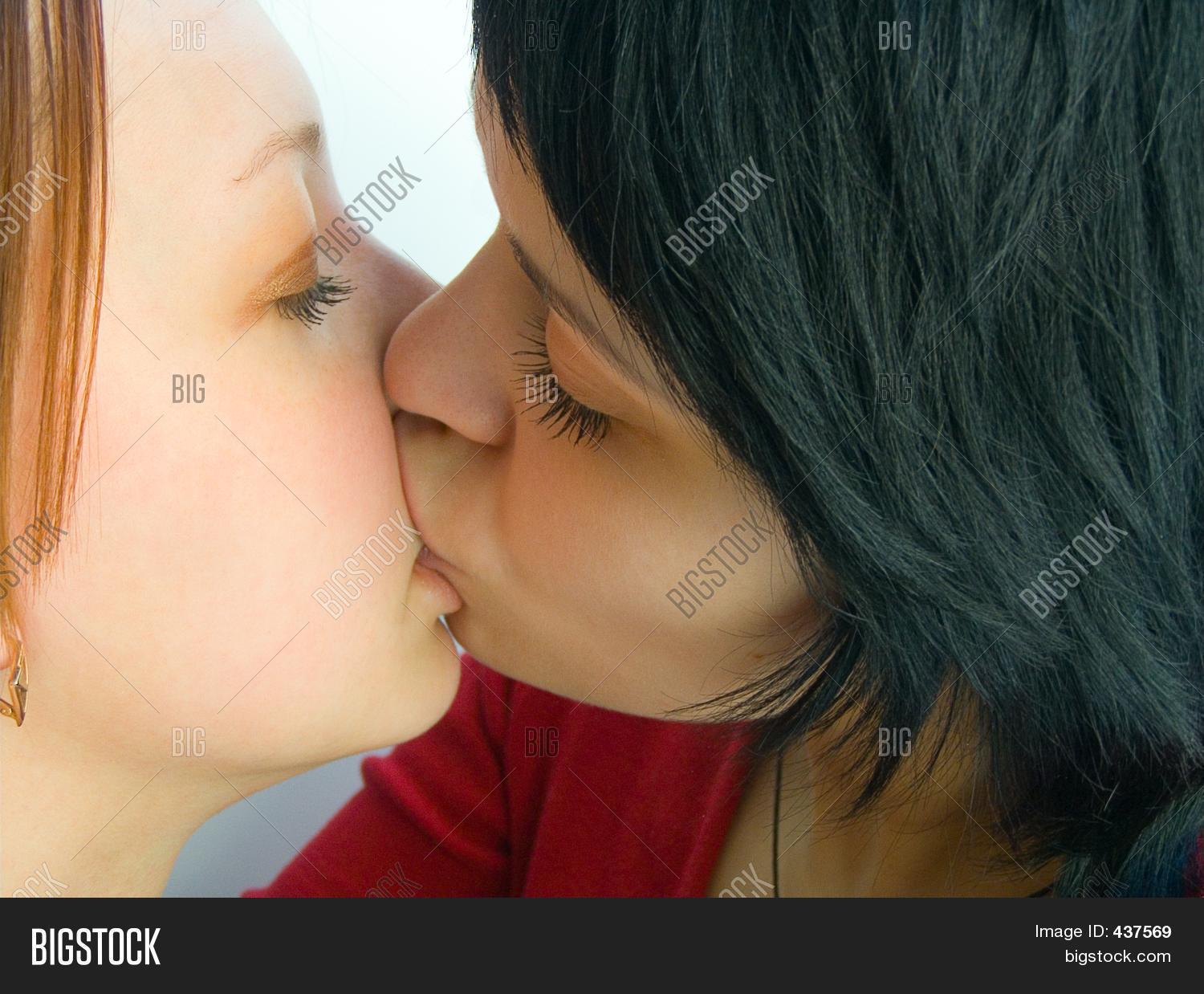 big lips lesbian kissing